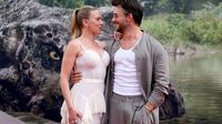 Scarlett Johansson Responds to Viral Red-Carpet Kisses With Jonathan Bailey: 'We're Friendly People'