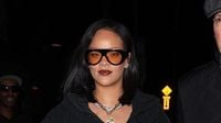 Rihanna’s Double Handbag Moment Goes Against the Grain