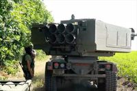 クラスター弾で一帯を薙ぎ払い、単弾頭が大爆発…ロシア軍用工場を破壊した、HIMARS爆撃の衝撃映像を公開（ニューズウィーク日本版） - Yahoo!ニュース