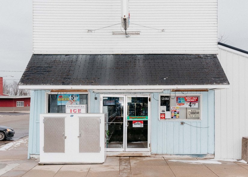 Evart şehir merkezindeki Corner Store, Jerry'nin WinFall oyunu ile tanıştığı ilk yerdi.