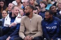 Joe Ingles obtient son premier départ avec les Timberwolves alors qu’un moment familial marquant suscite une émotion ava