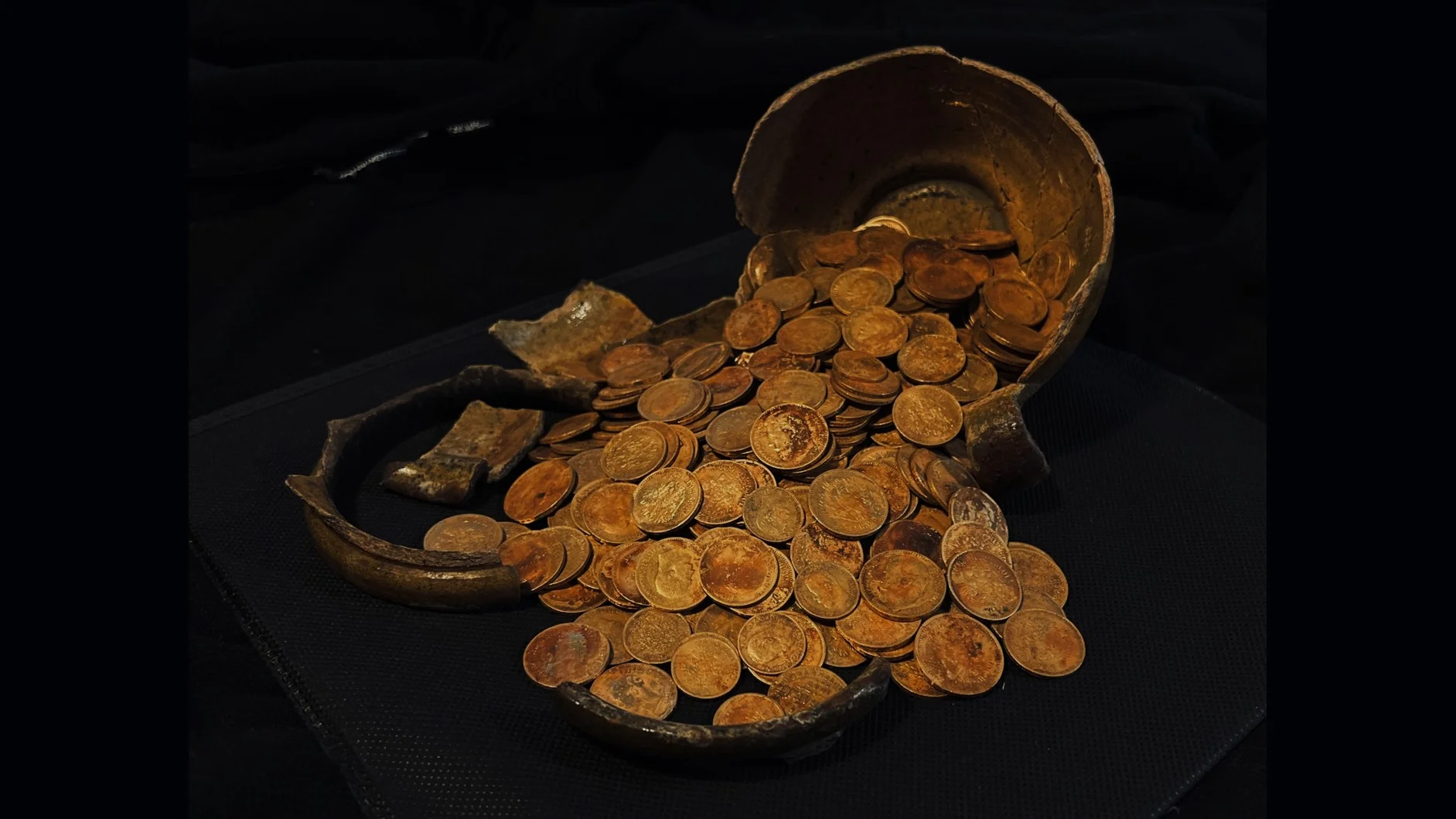 Arkeologlar Rusya'da Yüzyıllık Altın Sikke Definesi Keşfetti!