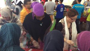 Students From Pondok Pesantren Engage In Community Service During Ramadan