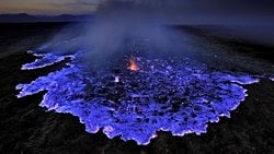 2008 Yılında Endonezya Yanardağı'ndan Fışkıran Mavi Lav!