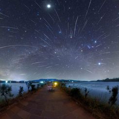  Geminids over China's Nianhu Lake 