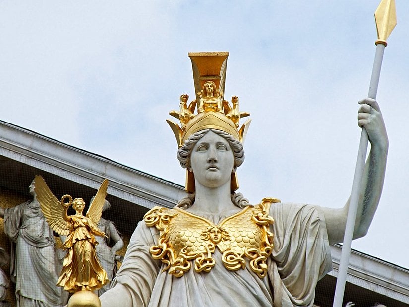 Avusturya Parlamento Binası önündeki Athena heykeli