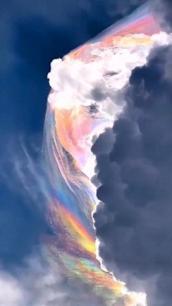 Bu bulutların rengarenk olmasının nedeni ne?