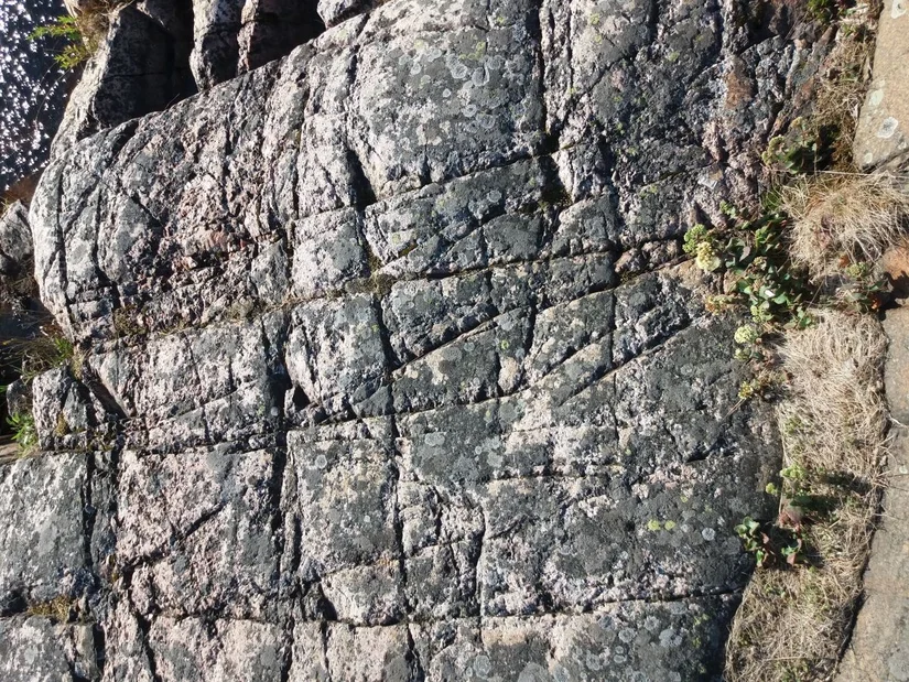 Dünyanın en çeşitlilik atıf saha teknik dergisi olan Proceedings of the National Academy of Sciences (PNAS) Platon'un dünyanın küplerden oluştuğu teorisini doğrulamak için matematiksel, mekanik ve jeolojik argümanlar sunan tek yazısı yayınladı. Buna göre resimdeki granit duvar, dışbükey mozaik teorisine dayanmakta ve çalışmaya göre tabii aşınma sürecinde ikisi denge noktasına malik Gömböc da mekan edinmektadır.