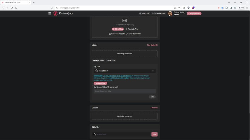 İmleçle başka bir yere tıklarsanız da böyle bir ekran sizi karşılıyor olacaktır. Burada da şu yazmaktadır: "Vera Rubin, Evrim Ağacı Eser & İnceleme Sistemine ilk defa senin tarafından ekleniyor. Bu yüzden yeni kişi olarak eklemelisin. (Eğer ekli görünüyorsa çıkan listeden seçtiğine emin ol)"