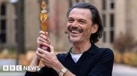 Matthew Williamson's Brit Awards trophy 'inspired by Manchester' - BBC News