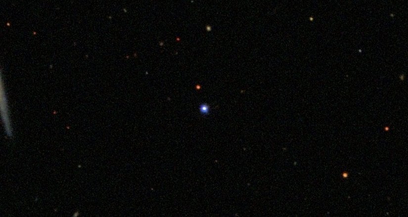 Sloan Digital Sky Survey Data Release 9 (DR9) tarafından görüntülenen TON-618’in kuasarı. Merkezdeki mavi nokta.