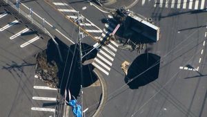 Saitama Road Collapse Leaves Driver Missing Amid Ongoing Search