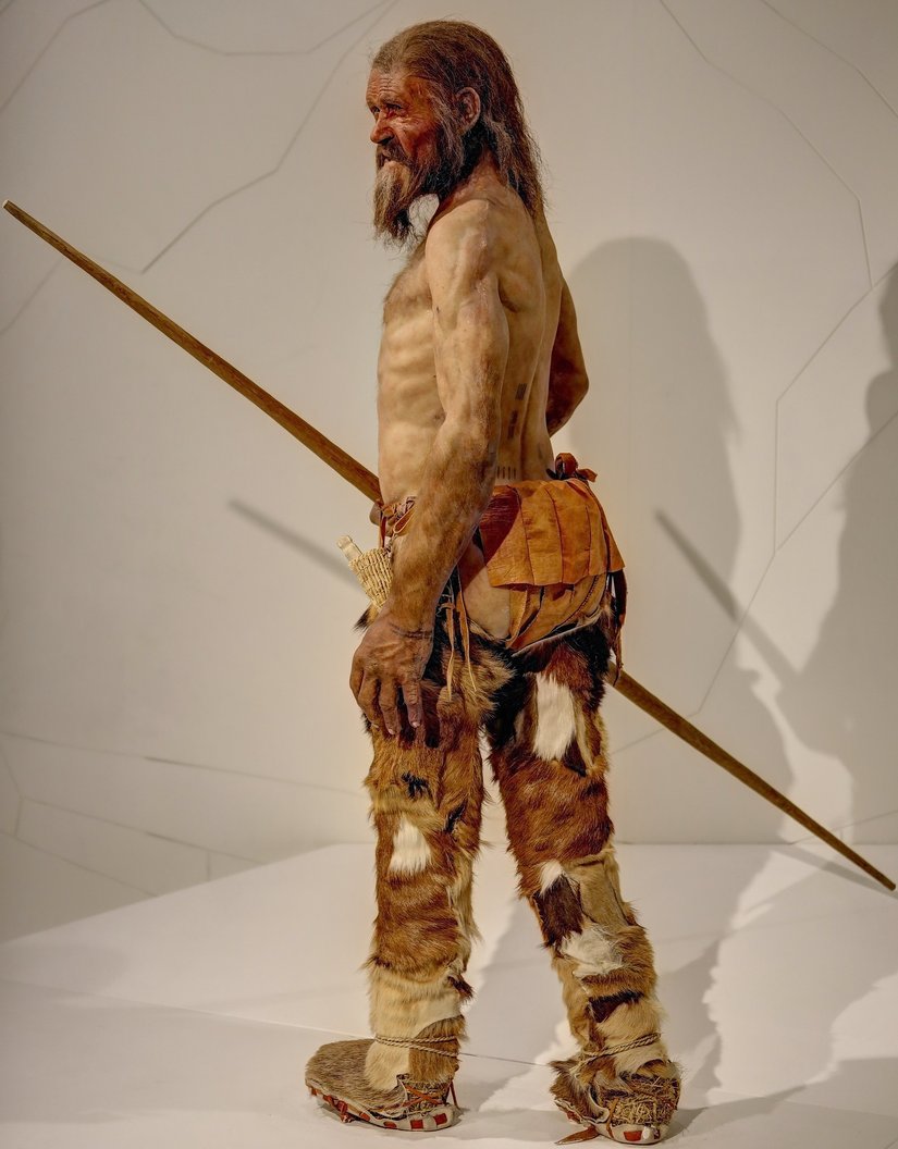 Güney Tirol Arkeoloji Müzesi'nde (Museo Archeologico dell'Alto Adige), Bolzano, İtalya'da sergilenen Buz Adam Ötzi'nin replikası. Sırtının alt kısmında, vertikal ve horizontal çizgilerden oluşan dövmeler görülmektedir.