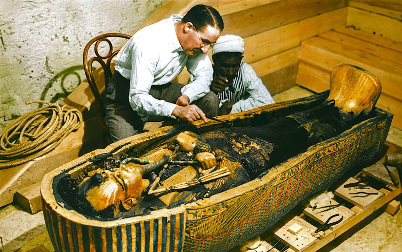 Howard Carter ve yardımcısı Tutankhamun'un altın tabutunu temizliyor.