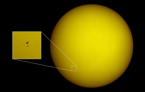 Hubble Uzay Teleskobu ve uzay mekiği Atlantis'in Güneş'in önündeki silüeti. Fotoğraf; Hubble, Atlantis'in robot kolu tarafından yakalanmak üzere iken Kennedy Uzay Merkezi'nin 100 kilometre güneyindeki Florida'dan çekildi. Güneş önündeki geçişleri bir saniyeden kısa sürdü ve olayın Dünya üzerinden gözlemlenebildiği bölge hattı sadece birkaç kilometre genişliğindeydi!