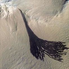  Dark Slope Streaks Split on Mars 