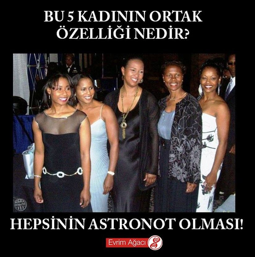 Bu fotoğraftaki 5 insanın ortak noktası, hepsinin birer astronot olmasıdır. Soldan sağa sırasıyla Stephanie Wilson, Joan Higginbotham, Mae Jemison, Yvonne Cagle and jet pilotu Shawna Kimbrell'i gösteren fotoğraf, insanlık adına yapılan atılımların gerçekten de deri renginin ve cinsiyetlerin ötesinde olduğunu göstermektedir.