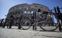 Roma, turista scavalca la recinzione del Colosseo e resta infilzato