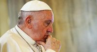 Papa Francesco senza voce, l’ultima sfida: reimparare a parlare. Il cardinale Fernandez: «Ci farà una sorpresa»