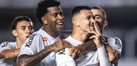 Santos domina Atlético-MG e vence na Vila, mas lesão de Neymar preocupa