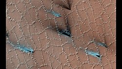 NASA, Mars'taki Kar Tanelerinin Küp Şeklinde Olduğunu ve İlkbaharda Buz Çözülürken Gayzerlerin Patladığını Söylüyor