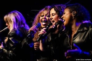 Treasure's Steven Smits Joins Ladies Of Soul At Ziggo Dome