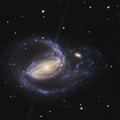 NGC 1097'nin Kollarında