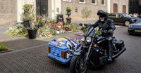 Laatste eer voor Jonnie Boer: motorstoet en kleurrijke kist vanuit De Librije