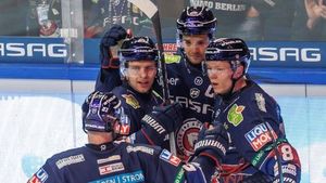 Eisbären Berlin Dominates Straubing While München Evens Series