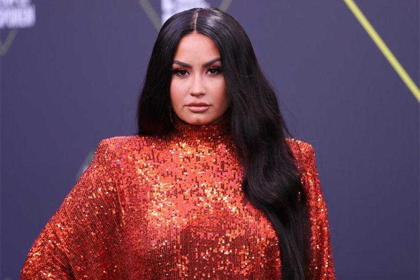 Disney Rock Camp ile ünü yakalayan Demi Lovato, bipolar ile oldukça başarılı şekilde mücadele ediyor. Demi Lovato’nun erken ünlülük dönemleri ise şu anki kadar iyi geçmiyordu. 22 yaşında rehabilitasyona giren Lovato, rehabilitasyon öncesi bulimia ve uyuşturucu bağımlılığı ile boğuşuyordu. Girdiği rehabilitasyon merkezinde bipolar bozukluk tanısı konulan Lovato, hastane günlerinin ardından psikolojik hastalıkların farkındalığı alanında birçok kampanyaya katılmaya başladı.