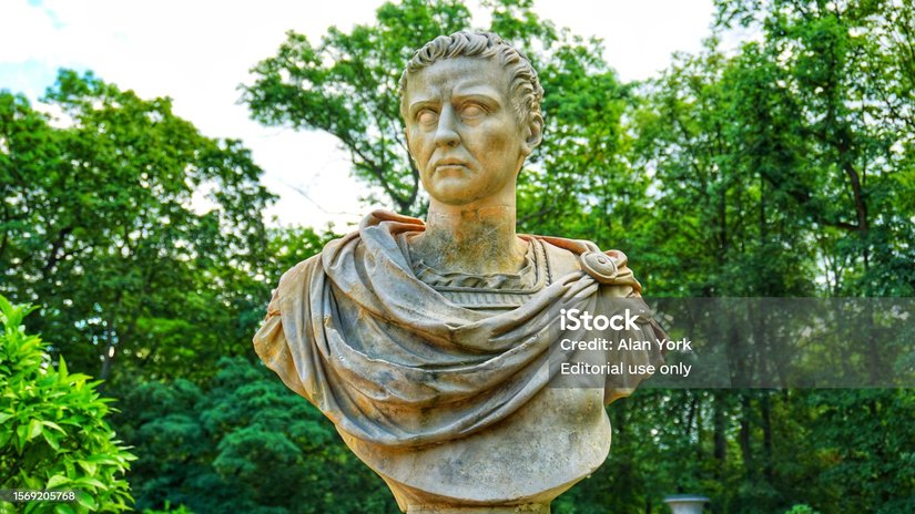 Gallery Parkında Caligula büstü