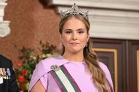 Amalia schittert in capejurk tijdens staatsbanket Oman - Modekoningin Máxima