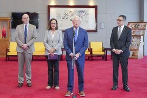 US Senators Visit Taiwan Amid Rising China Tensions