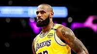 Lakers leave future up to LeBron, extend Redick