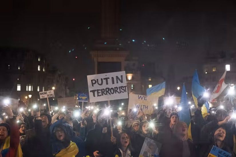 Karşı çıkma: Savaş karşıtı protestocular Londra'daki Trafalgar Meydanı'nda. Fotoğraf: Joao Daniel Pereira/Alamy Stock Photo