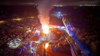 NINA-Warnung: 15 Meter hoher Schrottberg in Essen steht in Flammen