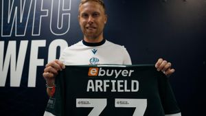 Scott Arfield Returns To Falkirk, Boosting Title Hopes