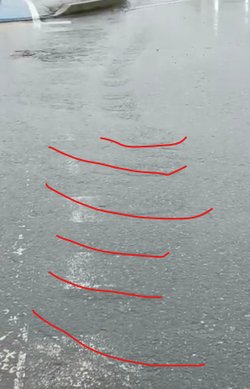 Yağmur yağdığı zaman yollarda akan su neden böyle dalgalar oluşturuyor?
Dalganın oluştuğu yer tam olarak neresi ve nasıl oluyor?