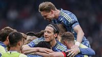 Ajax draait duel met Willem II in slotfase om • Invallers Edvardsen en Weghorst trefzeker