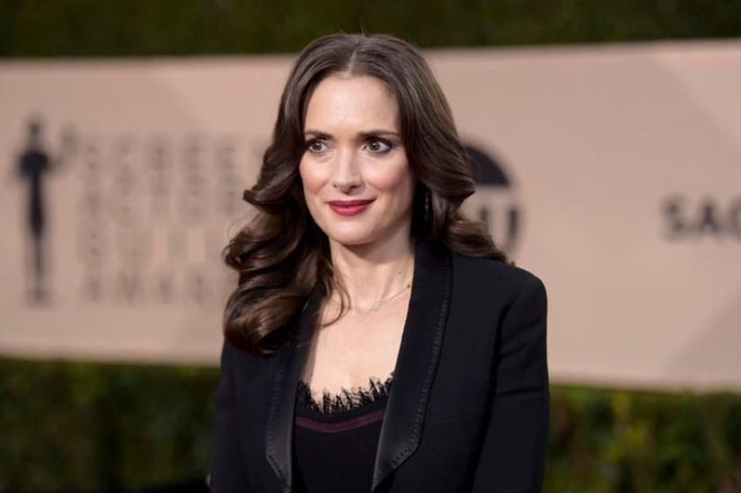 Bipolar bozukluğunun depresif kısmını oldukça ağır geçiren Winona Ryder, bir dönem neredeyse tüm kariyerini kaybetme noktasına gelmişti. Ünlü oyuncunun geçirdiği depresyon ve anksiyete krizleri 2001 yılında iyice kendini göstermeye başlamıştı. En son Beverly Hills’deki bir mağazadan 5,500 dolar değerinde elbise çalmaya çalışırken yakalanan Winona Ryder, dibe vurmaya çok yaklaşmıştı. Tutuklandığı dönemde kullandığı morfin bazlı güçlü ağrı kesicilerden de uzaklaşan Ryder, tedavi yoluna girmiş oldu.