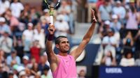 Alcaraz goes behind-the-back en route to quarters