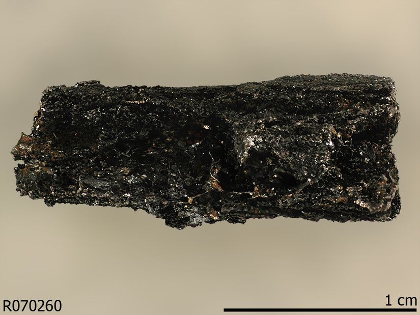 &quot;Armalcolite&quot; (Tr: Armalkolit) isimli (Mg, Fe2+)Ti2O5 bileşik yapılı mineral, Dünya üzerinde keşfedilmeden önce, ilk defa Ay'da keşfedildi. Ay'a ilk insanlı çıkış, ABD tarafından 1969 yılında yapıldı. Geri getirilen örnekler arasında bu yeni ve Dünya'da bulunmadığı sanılan mineral de bulunmaktaydı. Dünya'da ise bu mineral, 1975 yılına kadar keşfedilemedi. Bu keşifle birlikte, Ay'ın Dünya'dan kopmuş bir parça olduğuna dair birçok bulguya yeni bir tanesi katılmış oldu. Ayrıca Ay'a çıkışın sahte olduğu iddialarıyla halkın kafasını karıştıran, bilimi ve insanlığı küçük düşürmeyi hedefleyen boş iddiaların geçersizliğine de farklı bir boyut kazandırılmış oldu. Tüm bu sebeplerle, keşfedilen bu minerale, Ay'a ilk defa ayak basan 3 astronotun isimleri verildi: &quot;Arm&quot;strong, &quot;Al&quot;drin ve &quot;Col&quot;lins. Armalcolite...