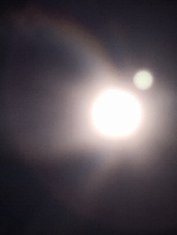 Neden  telefonla  zoom yapılarak çekilmiş bir fotoğrafta güneşin etrafındaki gökyüzü mavi değil siyah gözükür?