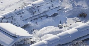 Heavy Snow Disrupts Hokuriku Region Transportation