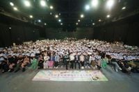 成報新聞(市民轟「家姐細佬後援會」熊貓主角淪陪襯  全場陳卓賢 姜濤粉絲舉偶像名紙牌 質疑門票抽獎造假)