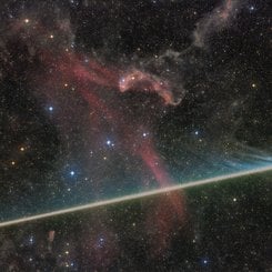 Buharlaşan Göktaşı Büyük Lacerta Bulutsusu'nun Fotoğrafına Davetsizce Giriyor