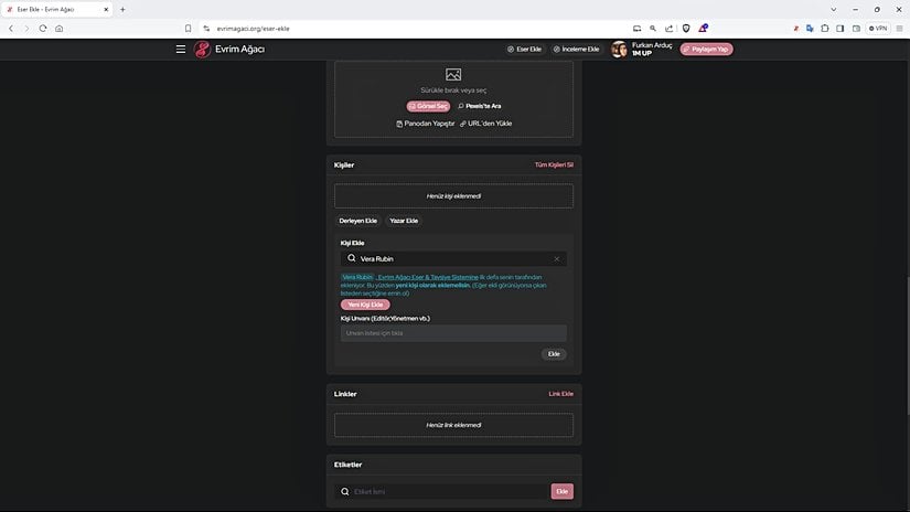 İmleçle başka bir yere tıklarsanız da böyle bir ekran sizi karşılıyor olacaktır. Burada da şu yazmaktadır: "Vera Rubin, Evrim Ağacı Eser & İnceleme Sistemine ilk defa senin tarafından ekleniyor. Bu yüzden yeni kişi olarak eklemelisin. (Eğer ekli görünüyorsa çıkan listeden seçtiğine emin ol)"