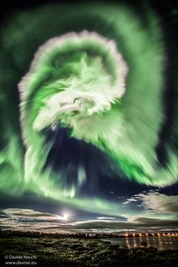 İzlanda Üzerinde Sarmal Bir Aurora