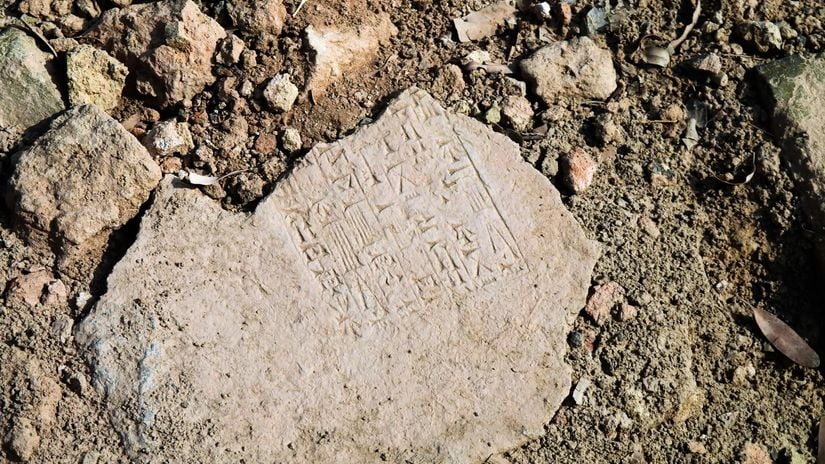 Kil ve taş tabletler zamanın tahribatına papirüsten daha iyi dayanabilseler de, genellikle parçalanmış halde bulunurlar ve önemli bağlamları eksik olabilir.