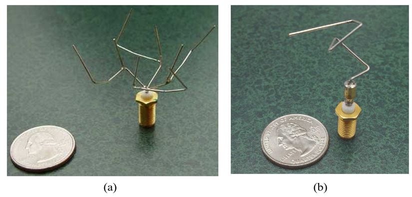 Şekil 2. Prototip evrilmiş antenlerin fotoğrafları. Prototip evrimleşmiş antenlerin fotoğrafları: (a) ilk kazanç örüntüsü gereksinimi için en iyi evrimleşmiş anten, ST5-3-10; (b) revize edilmiş özellikler için en iyi evrimleşmiş anten, ST5- 33-142-7.